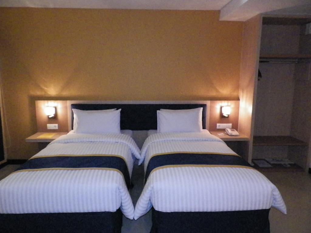 D'Best Hotel Pasar Baru Бандунг Стая снимка