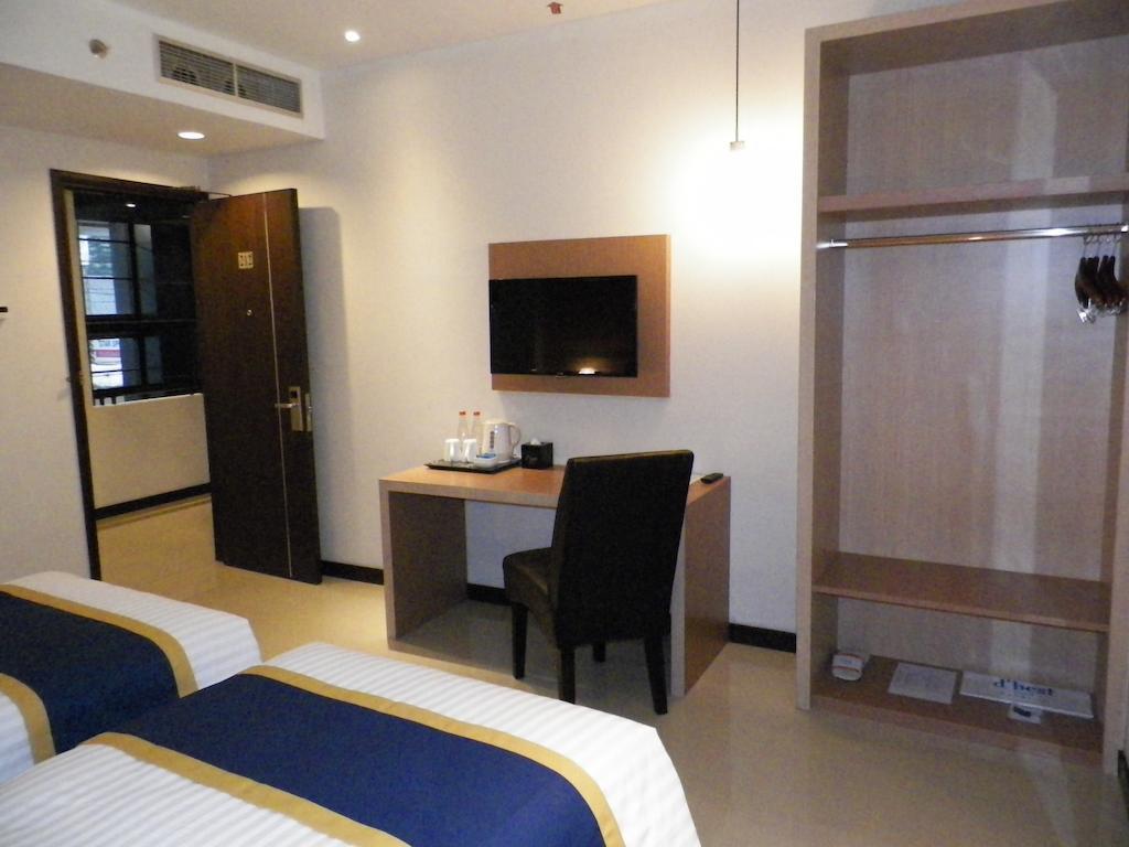 D'Best Hotel Pasar Baru Бандунг Стая снимка