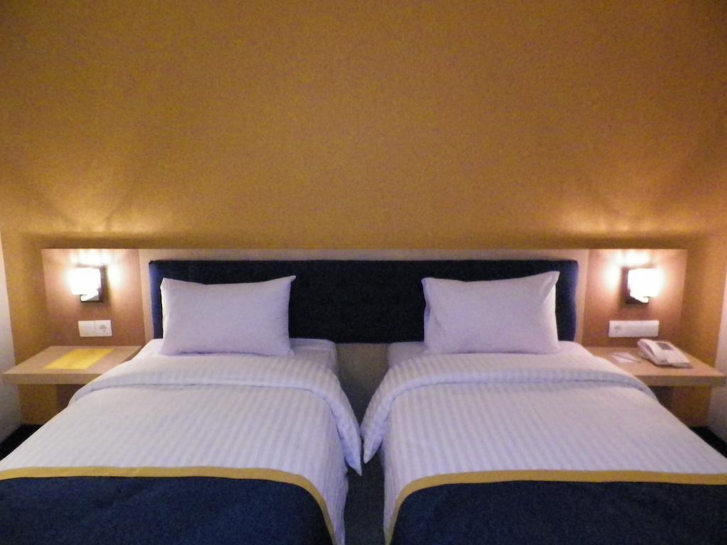 D'Best Hotel Pasar Baru Бандунг Стая снимка