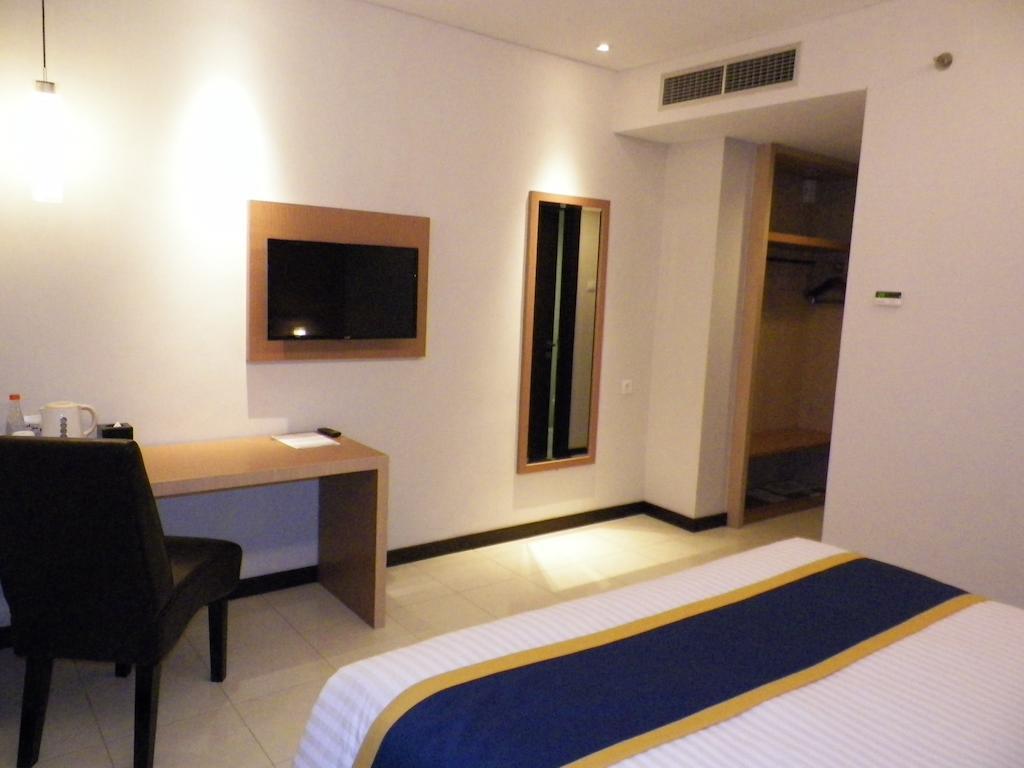 D'Best Hotel Pasar Baru Бандунг Стая снимка