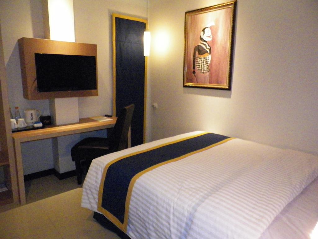 D'Best Hotel Pasar Baru Бандунг Стая снимка